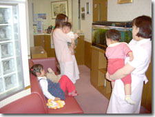 お子様連れでも待合室で保育しますので安心です